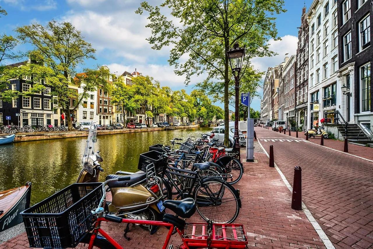 Bicicletas aparcadas junto a un canal en un día soleado