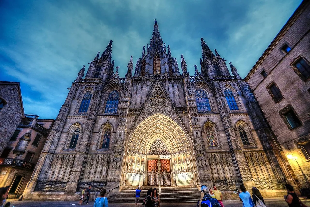 La fachada gótica de la catedral de Barcelona al atardecer