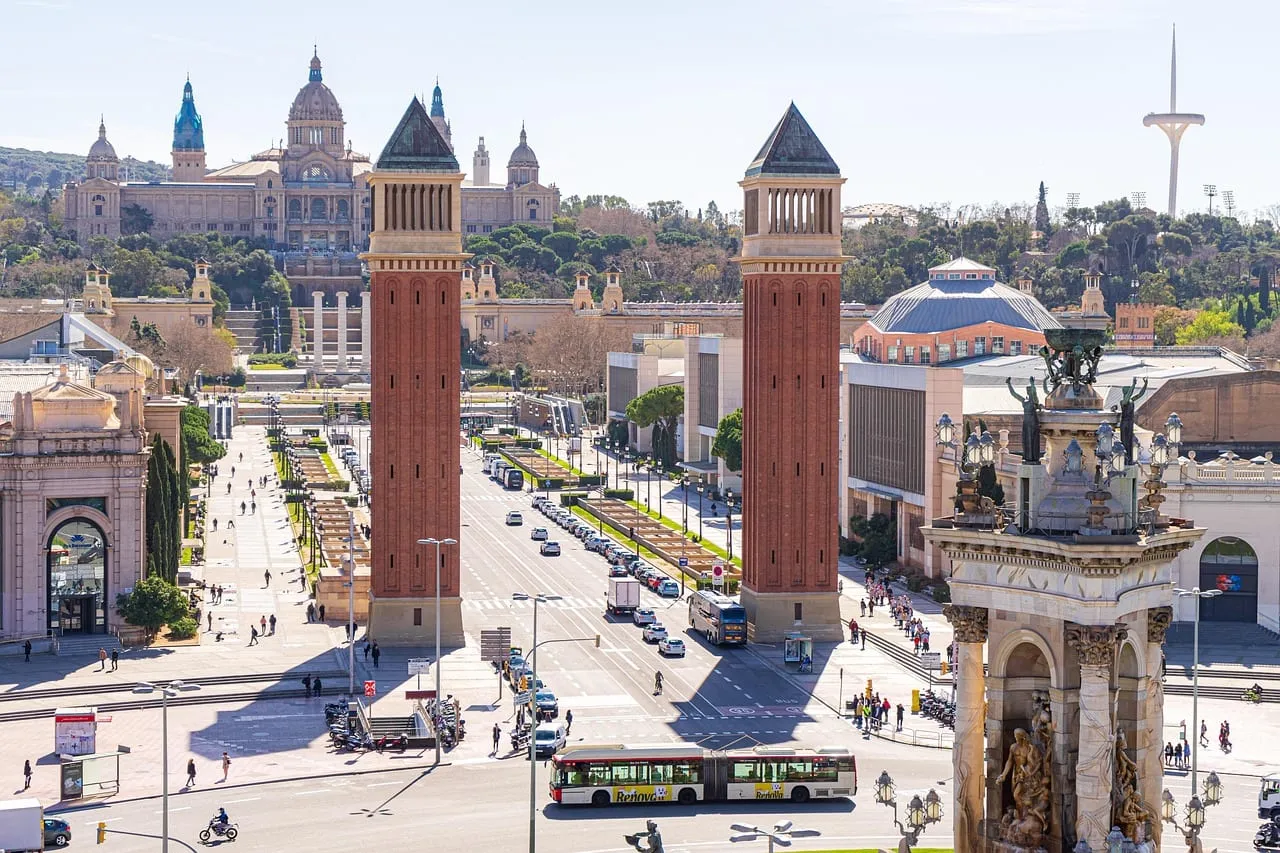 Las torres venecianas de la plaza de España, con el Palacio Nacional de Montjuïc al fondo