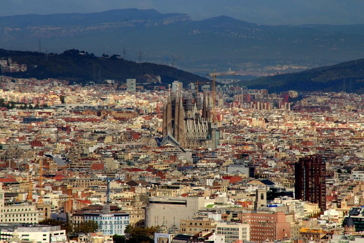 Barcelona desde el aire, con la Sagrada Familia alzándose sobre la ciudad