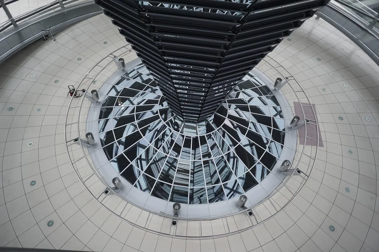 El cono de espejos dentro de la cúpula del Reichstag, visto desde arriba