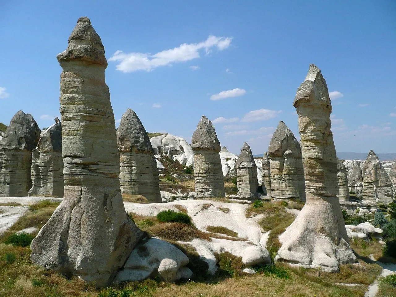 Altas chimeneas de hadas en un valle de Capadocia