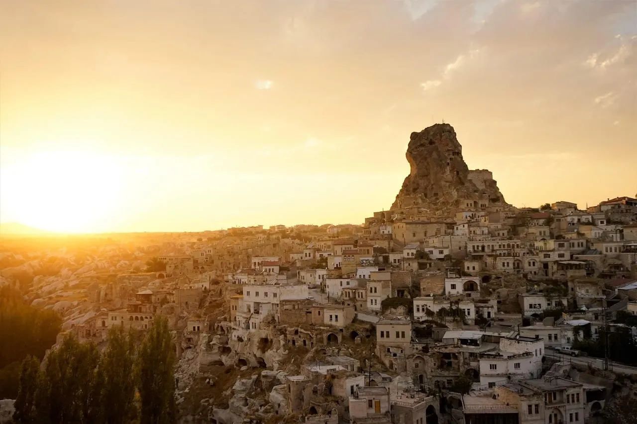 El castillo de roca de Uçhisar al atardecer