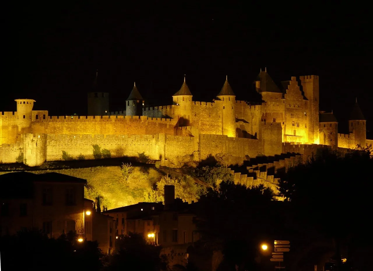 La Cité amurallada iluminada de noche