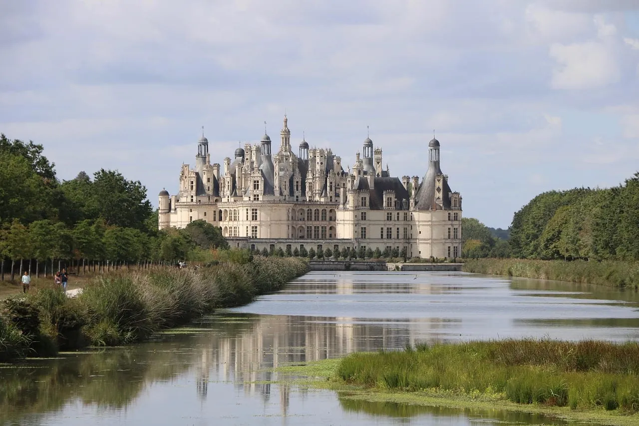 El castillo visto desde la otra orilla del río Cosson