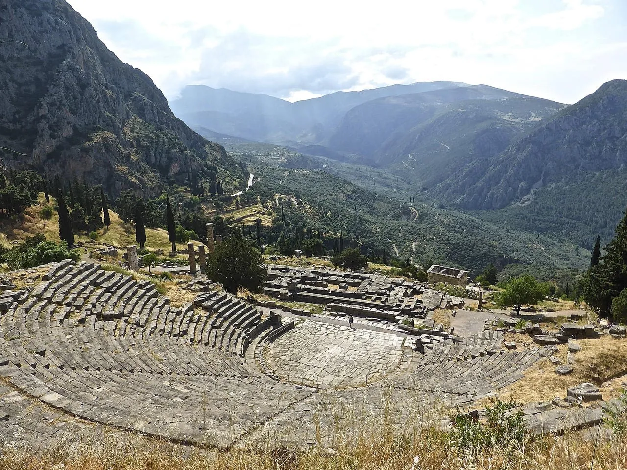 El teatro antiguo sobre el Templo de Apolo, con vistas al valle