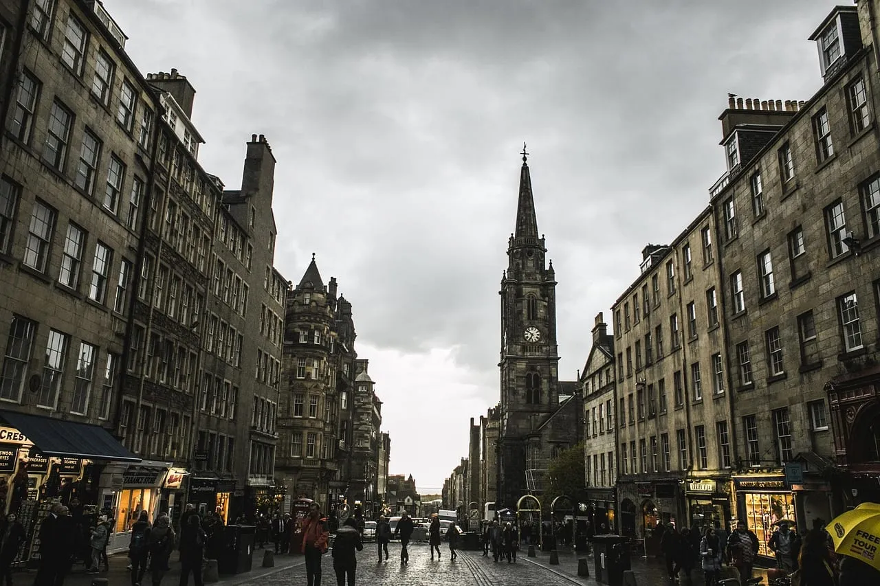 La Royal Mile con la aguja de la Tron Kirk
