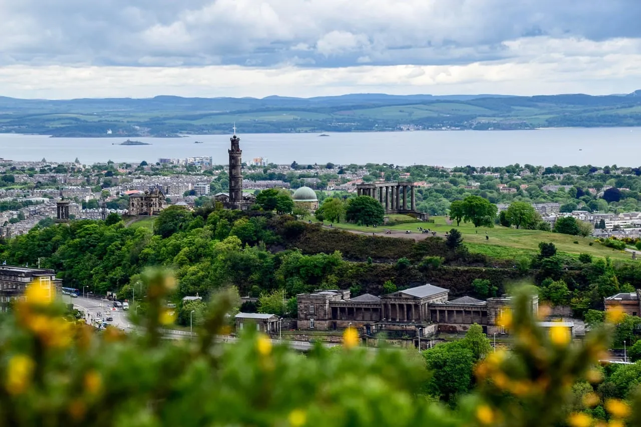 Los monumentos de Calton Hill con el estuario del Forth al fondo