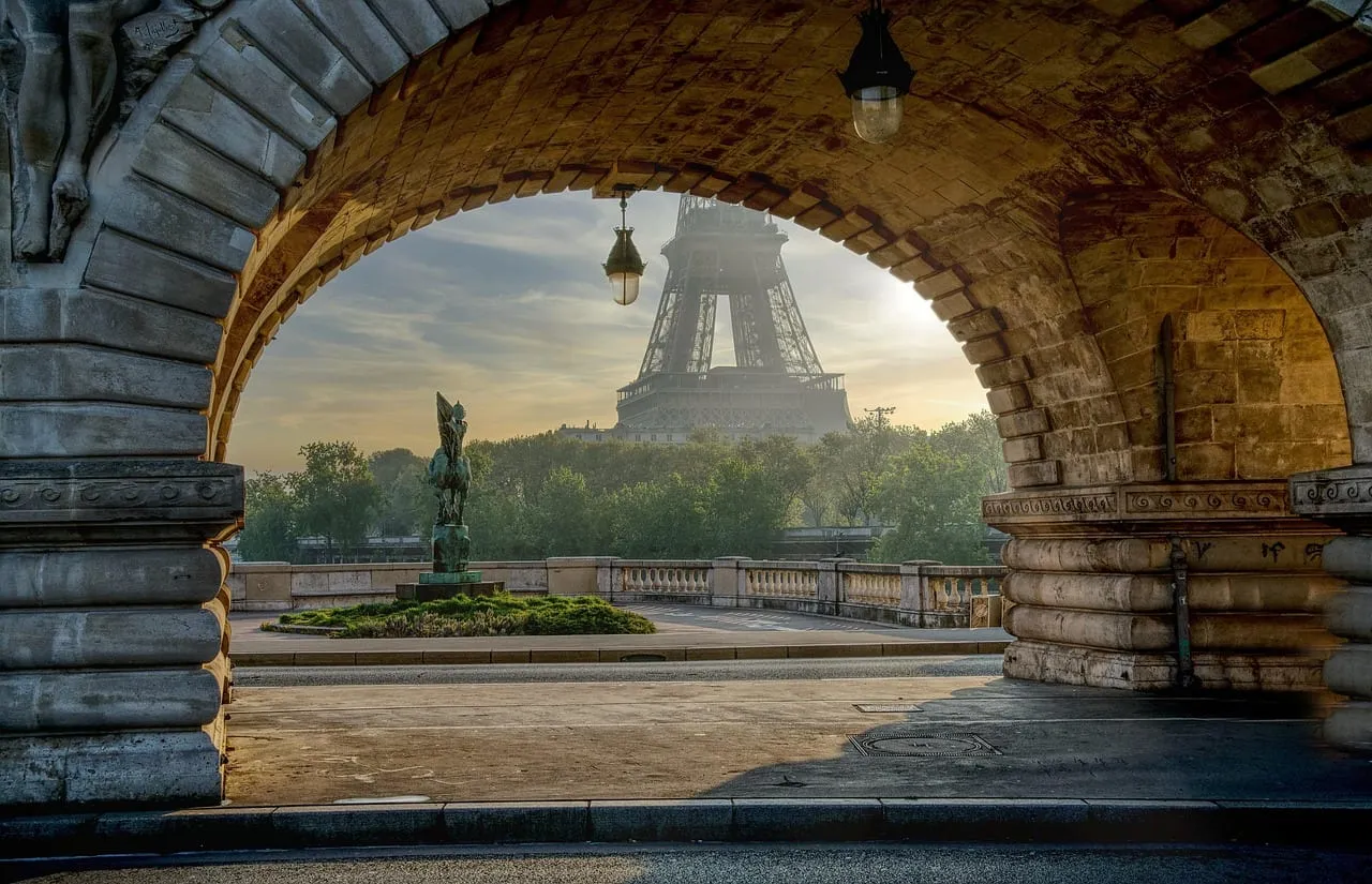 La Torre Eiffel enmarcada por un arco del puente de Bir-Hakeim
