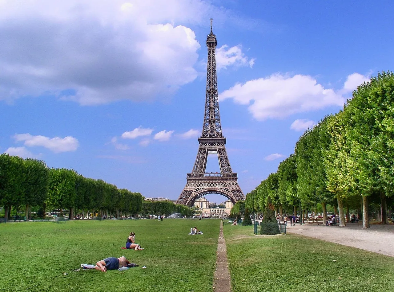 La Torre Eiffel al fondo de los céspedes del Campo de Marte en un día soleado