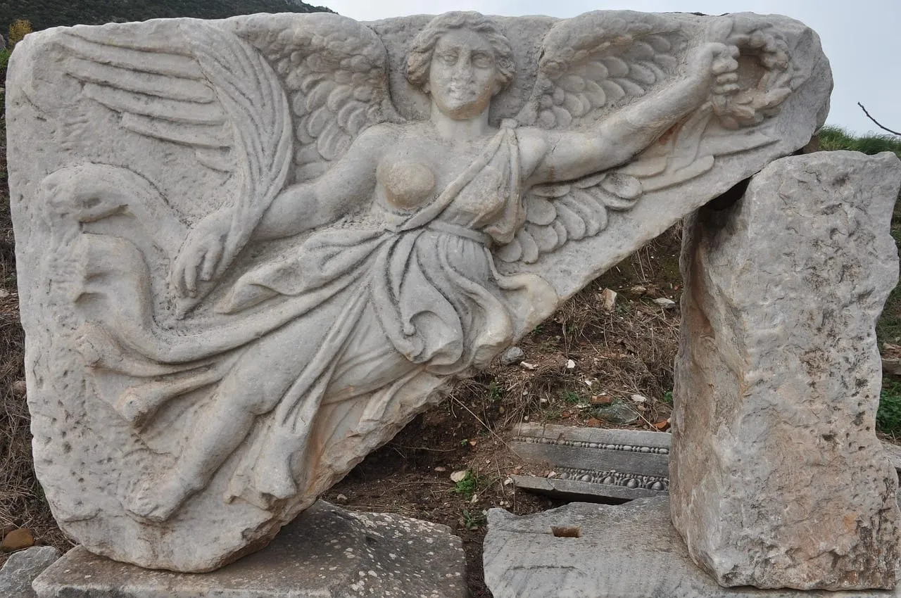 Un relieve tallado de la diosa alada Niké