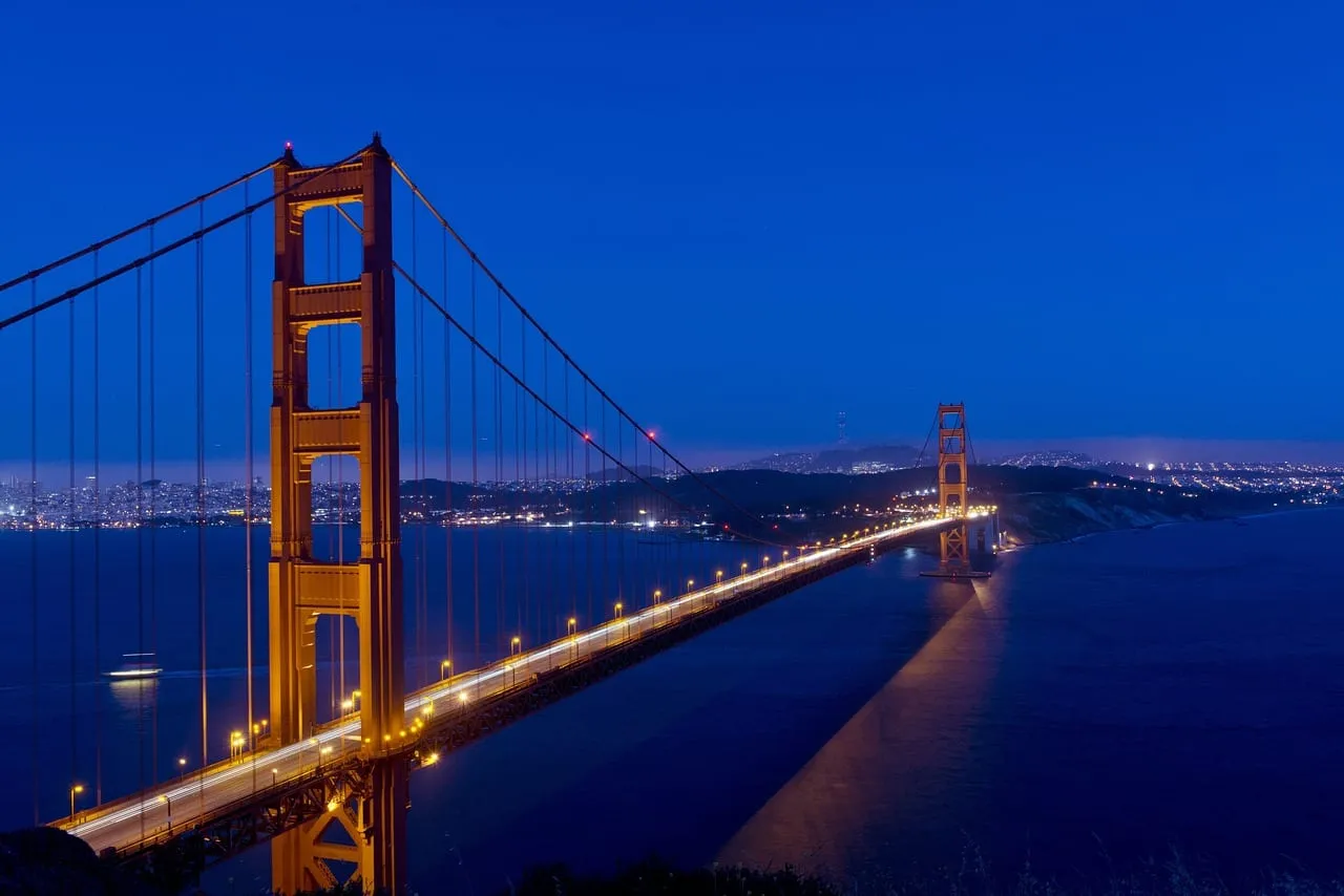 El puente iluminado de noche sobre la bahía