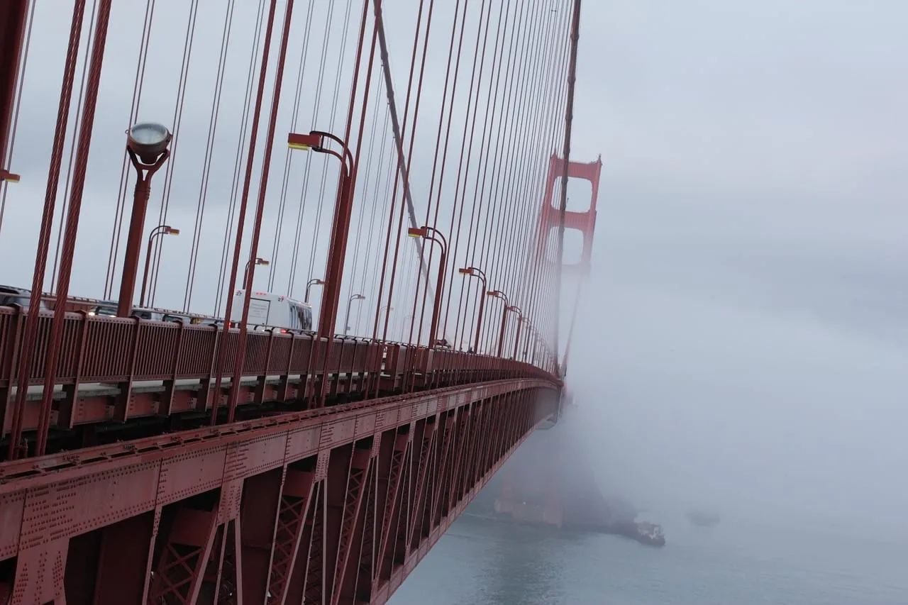 La pasarela del puente perdiéndose en la niebla