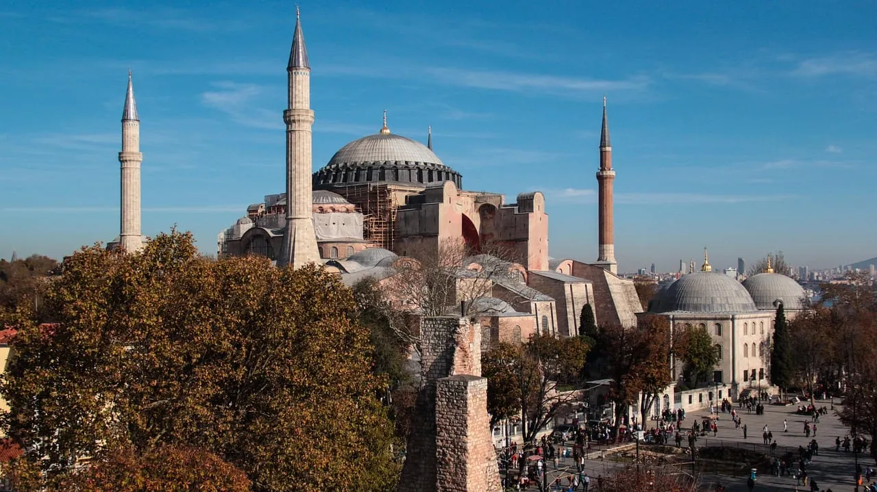 Santa Sofía vista por encima de los árboles de Sultanahmet