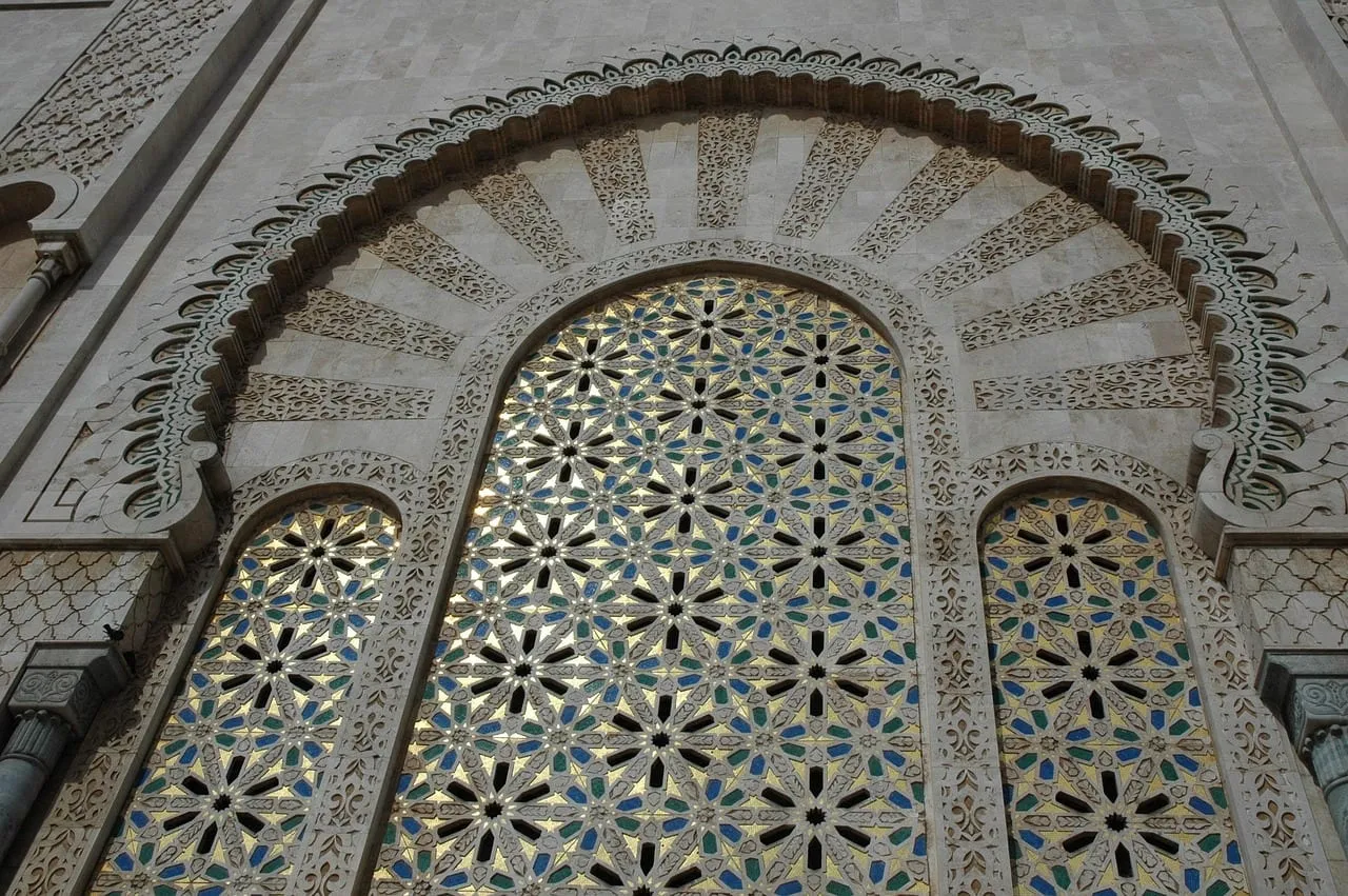 Arcos labrados y alicatados en la fachada de la mezquita