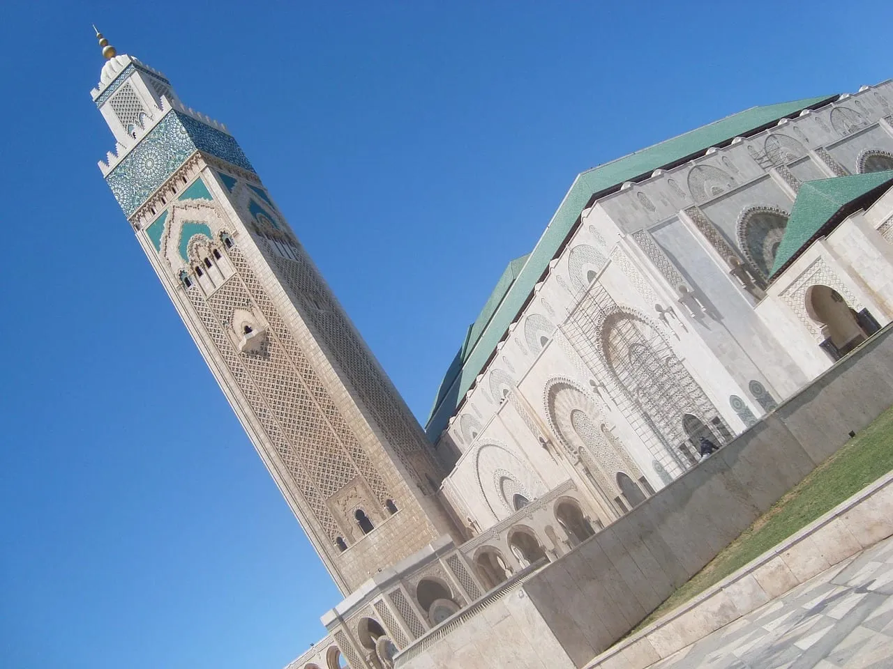 El minarete alzándose junto a la sala de oración