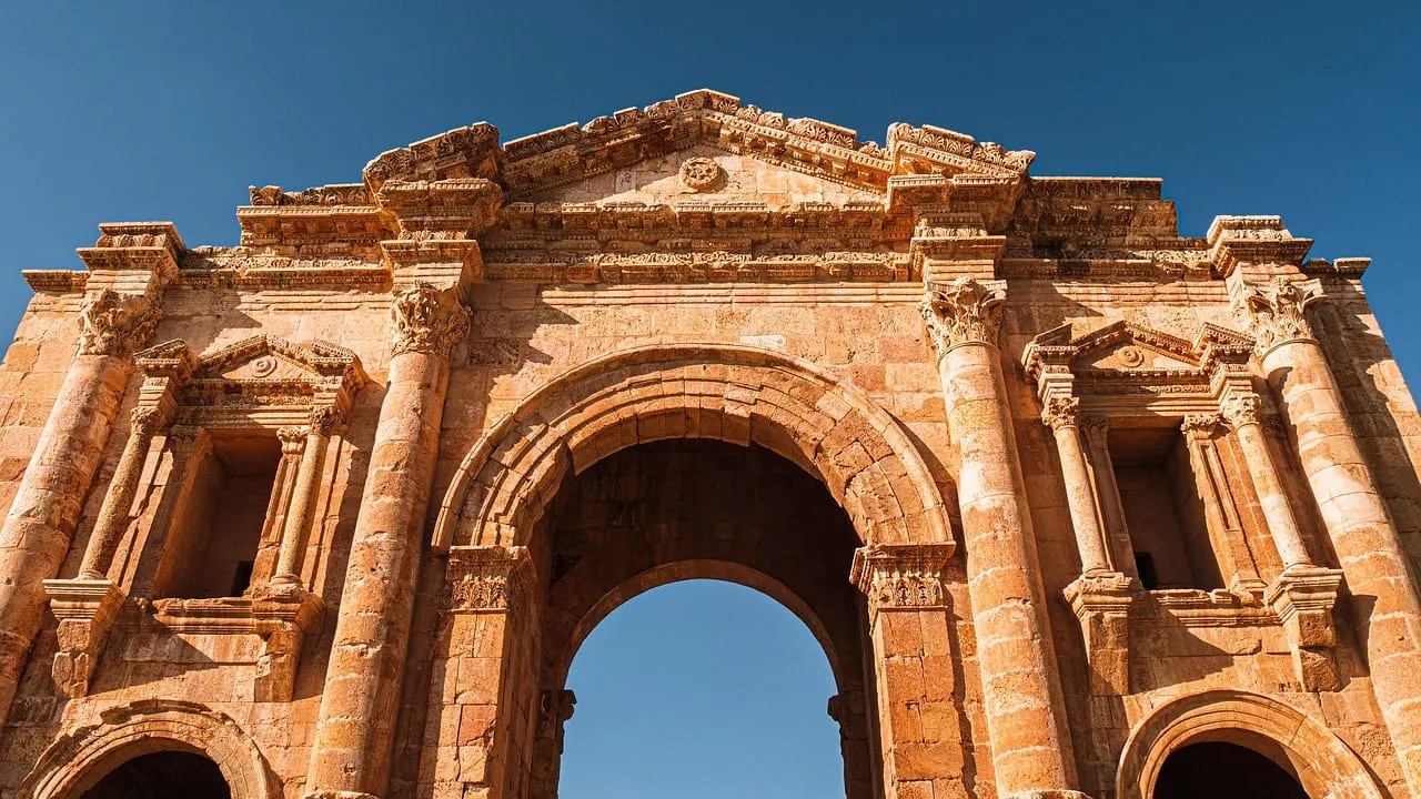 El Arco de Adriano en la entrada sur