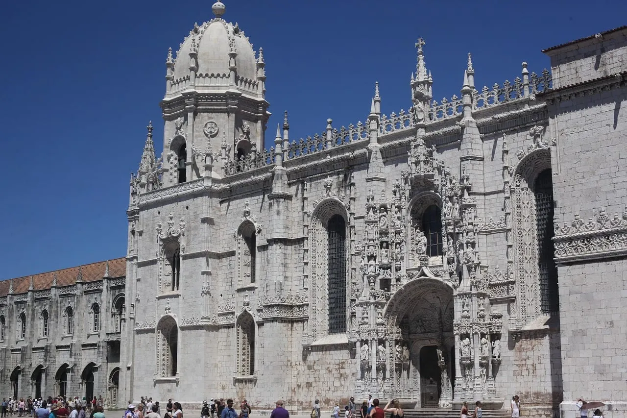 El portal sur y la fachada de la iglesia del monasterio