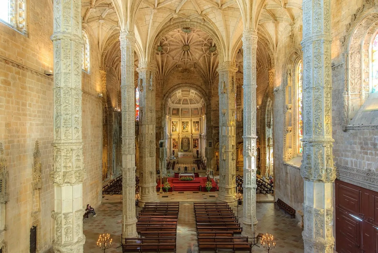 La nave de la iglesia con sus esbeltas columnas talladas