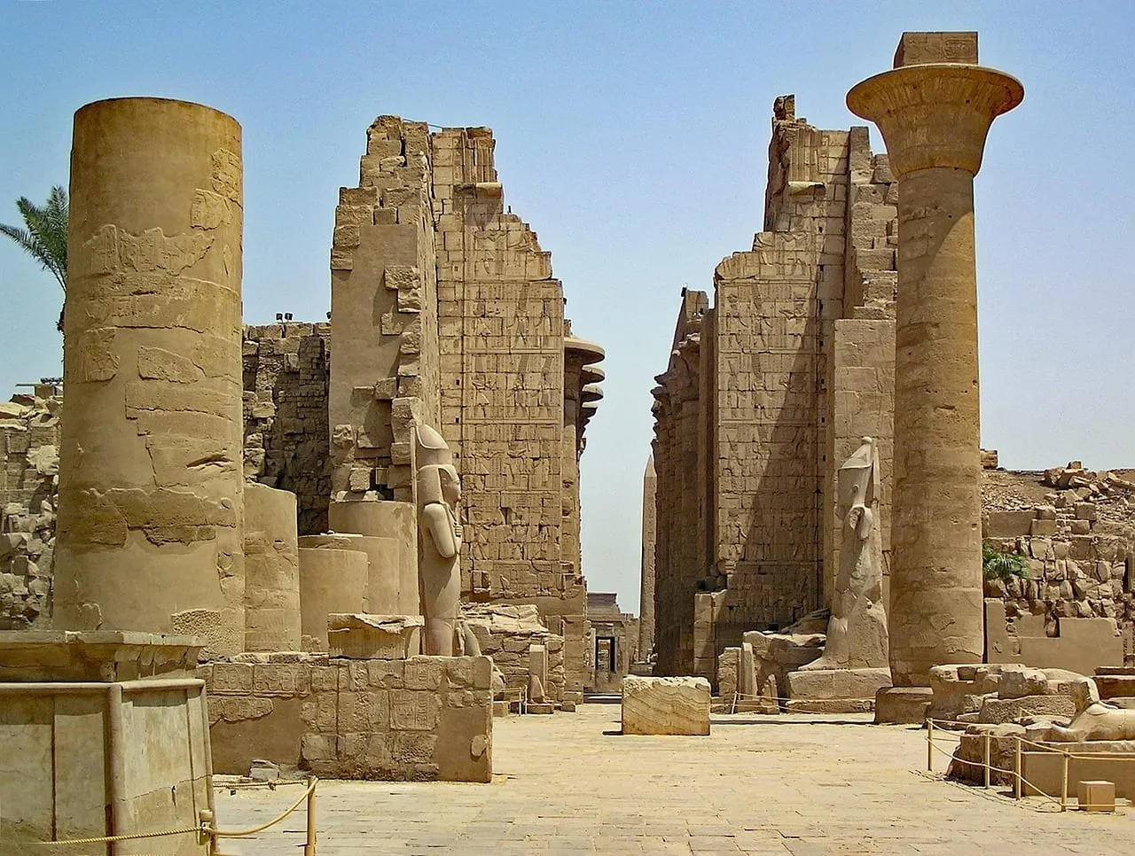 Columnas y un pilono en los patios abiertos del templo