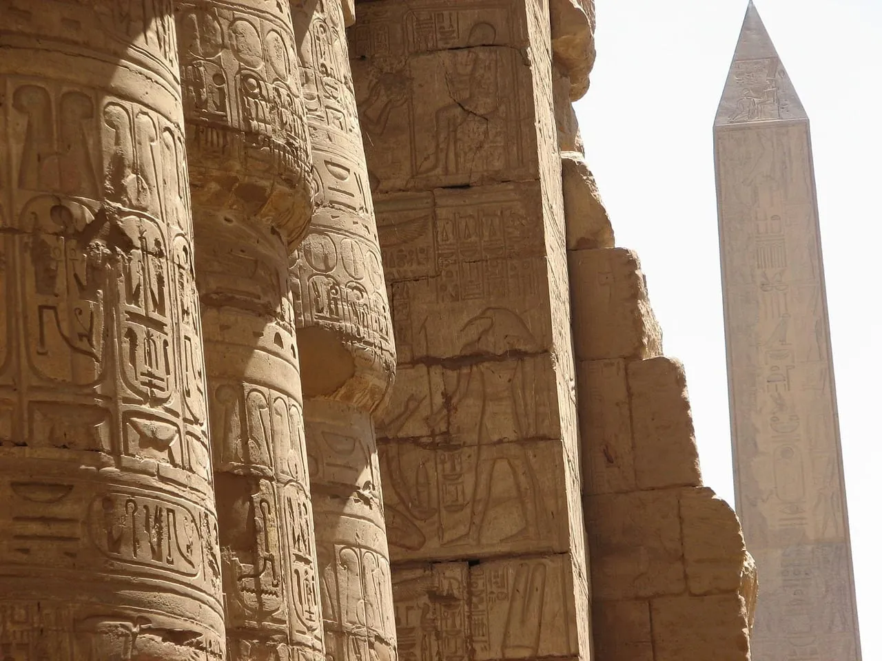 Columnas papiriformes con un obelisco que se alza al fondo