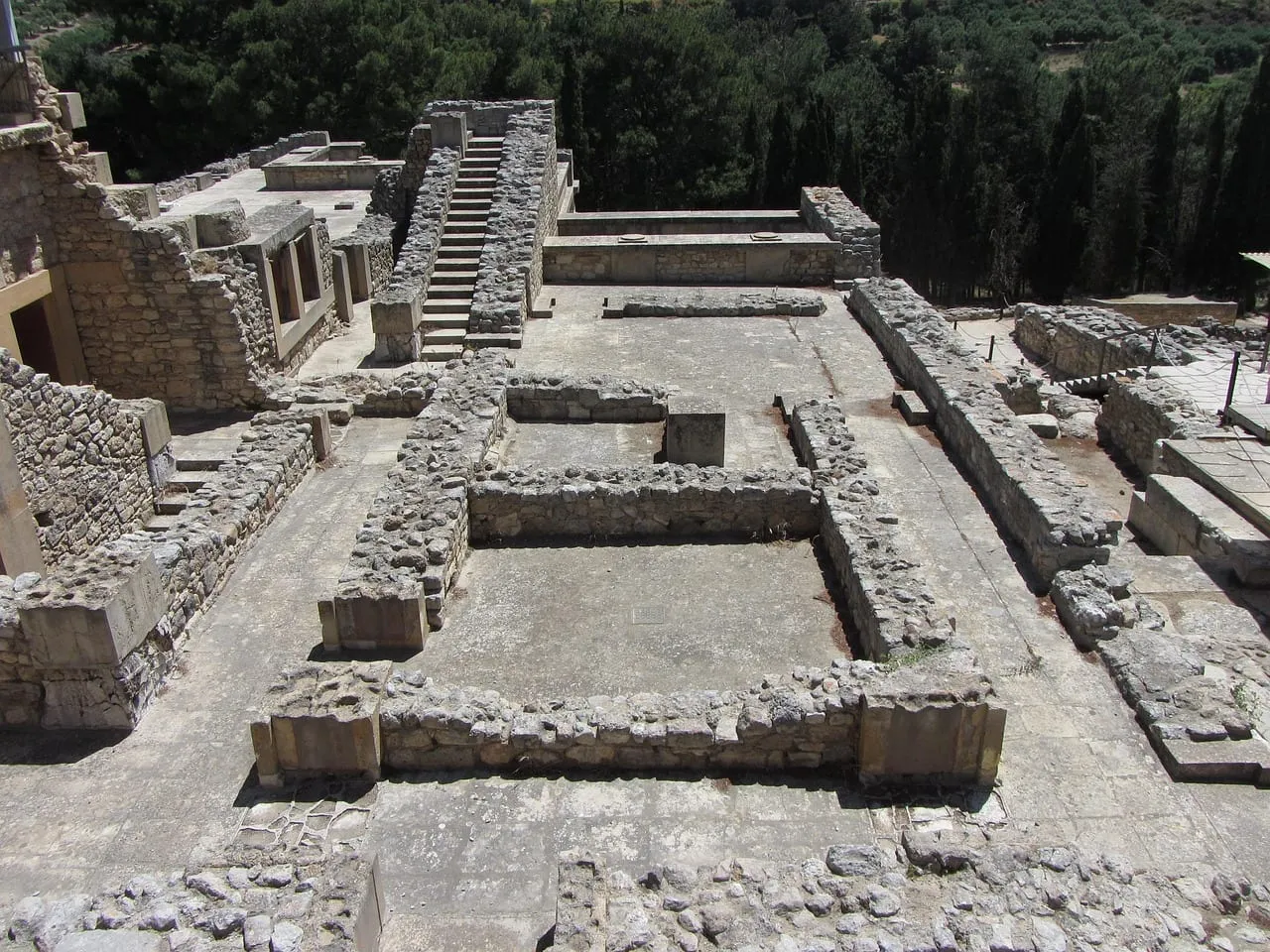 Cimientos de piedra y escaleras de las ruinas del palacio
