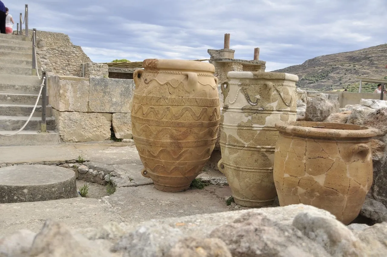 Grandes tinajas de almacenaje entre las ruinas