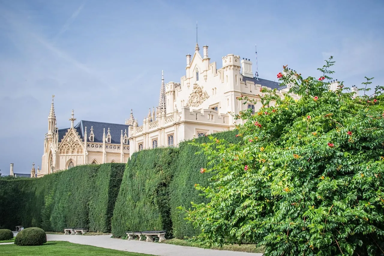 Los pináculos blancos del palacio sobre los setos del jardín