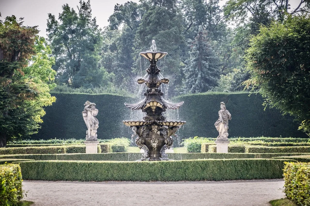 Una fuente con estatuas en el jardín del palacio