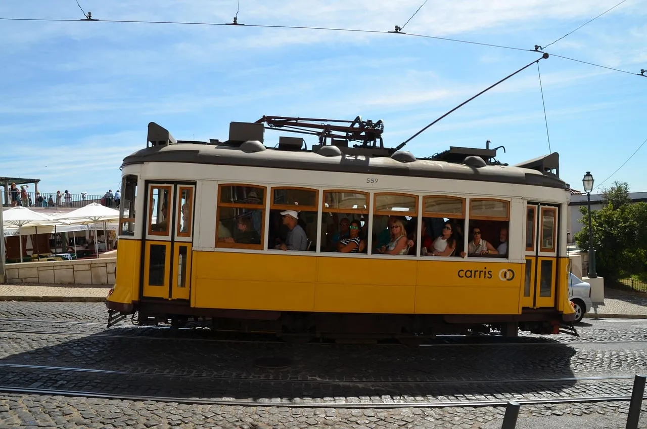 Un tranvía amarillo de Lisboa en una calle empedrada