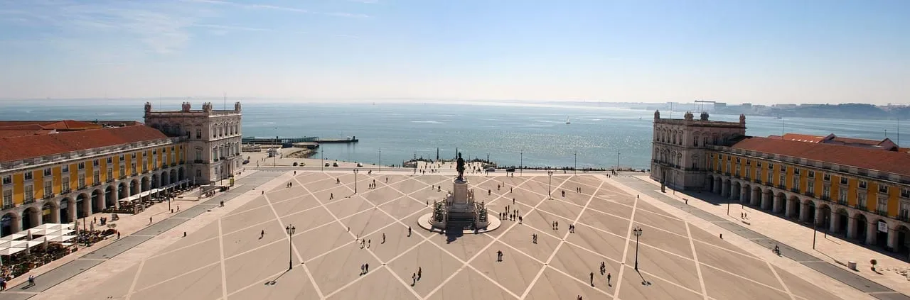 La Praça do Comércio y la estatua del rey José I junto al río