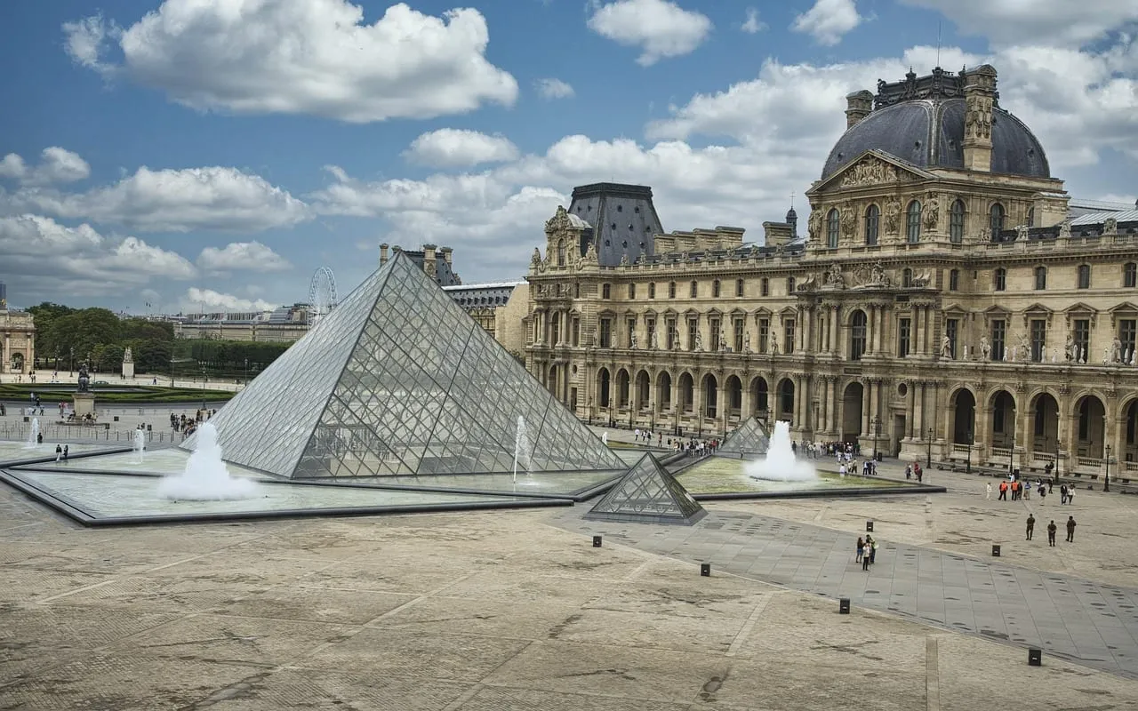 El patio del Louvre con la pirámide y las fuentes