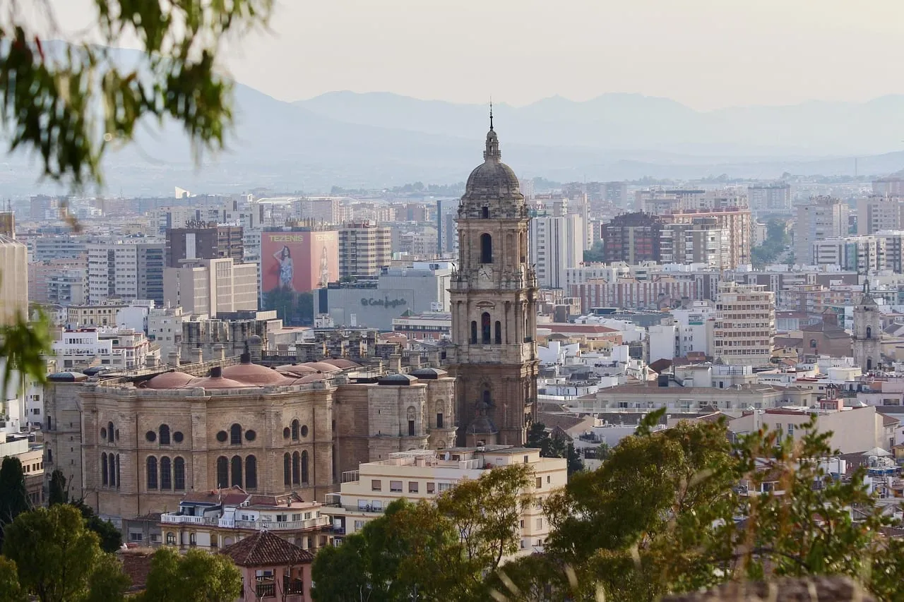 La torre de la catedral sobre la ciudad, vista desde el Gibralfaro