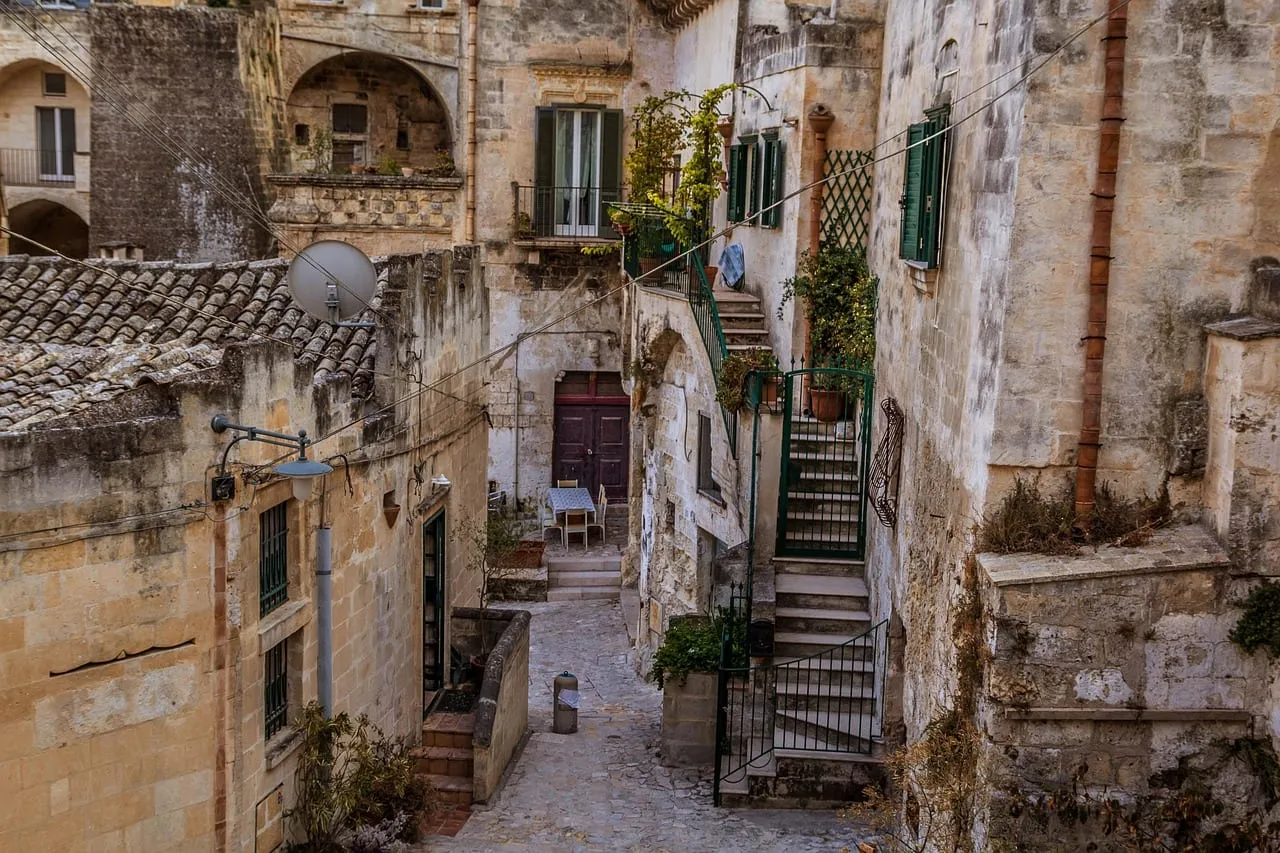 Un callejón escalonado entre casas antiguas de piedra en los Sassi