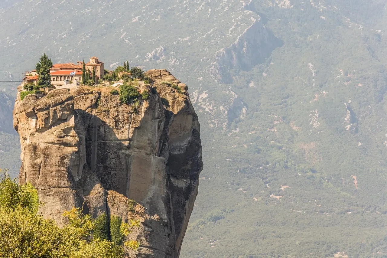 Un pequeño monasterio sobre una torre de roca vertical, encima del valle