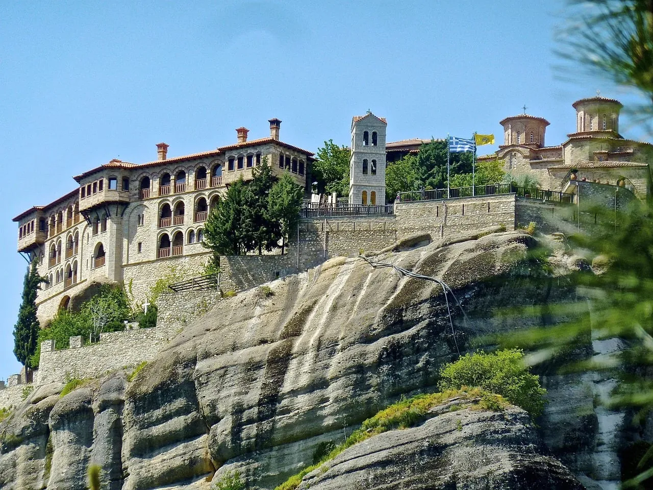 Un gran monasterio con campanario en un saliente de roca