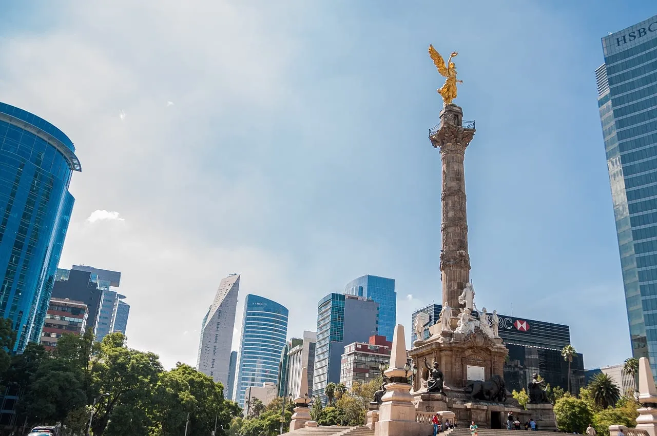El Ángel de la Independencia en el Paseo de la Reforma, con torres de oficinas detrás