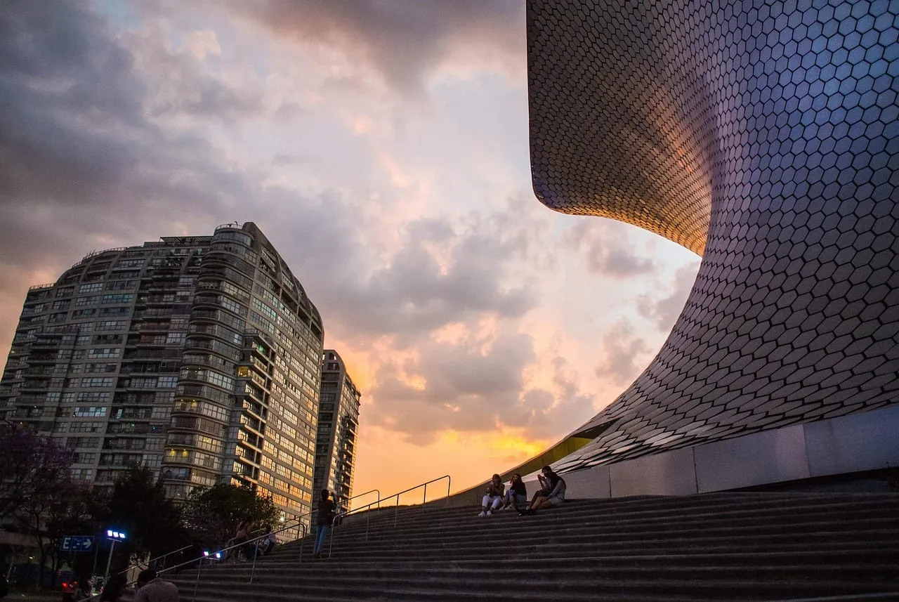 La fachada curva del Museo Soumaya al atardecer
