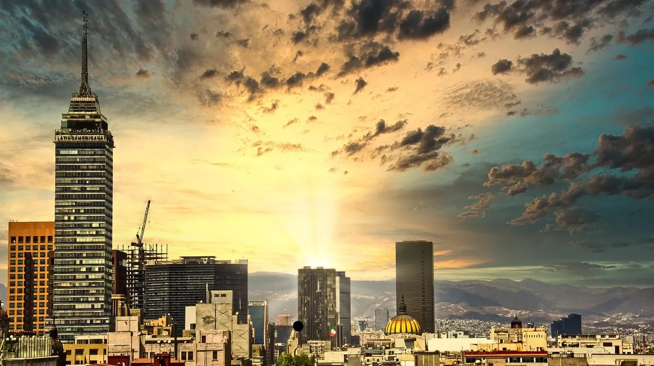 La Torre Latinoamericana y el centro de la ciudad al atardecer