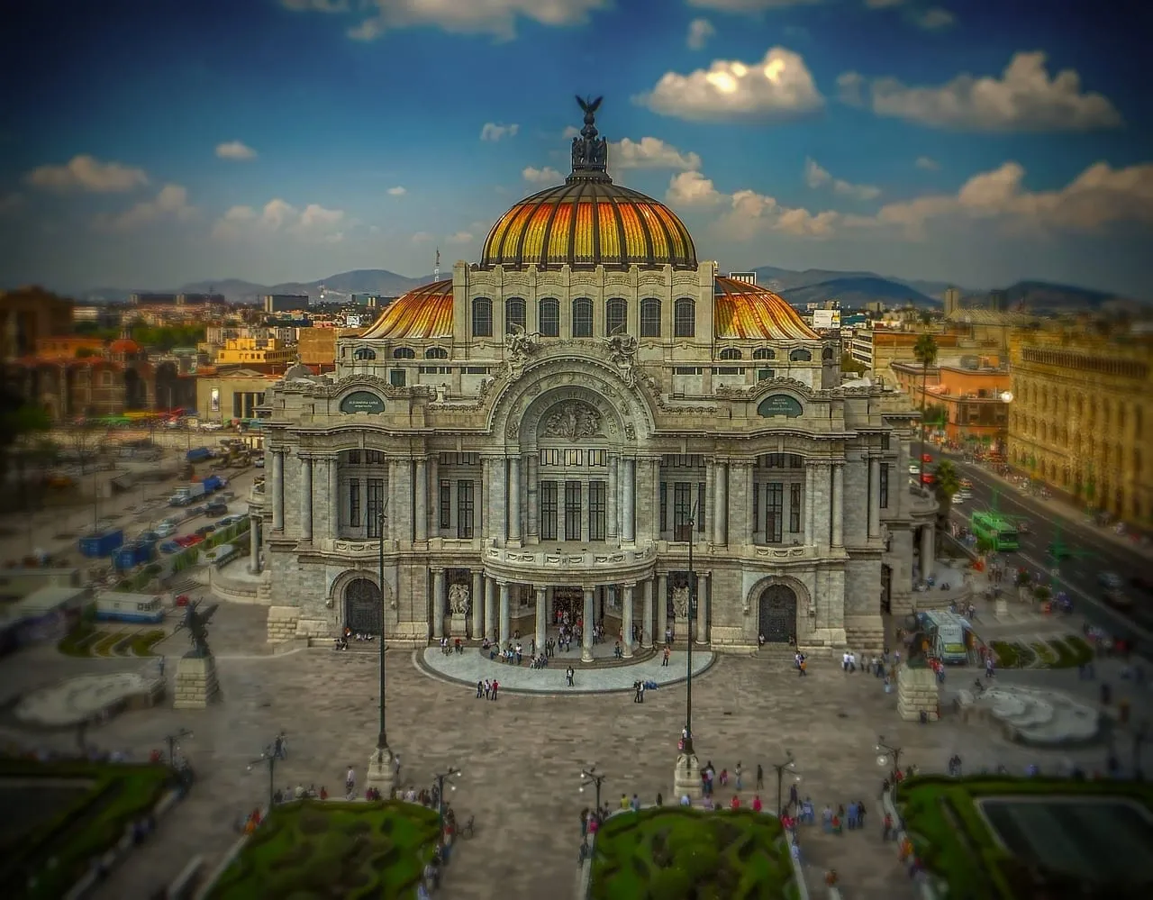 El Palacio de Bellas Artes con sus cúpulas de azulejos