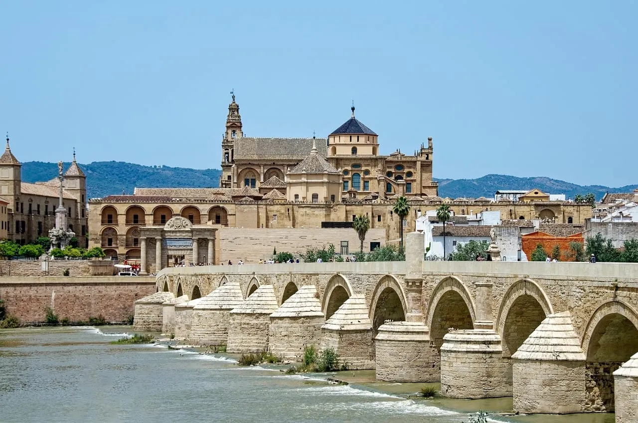 El puente romano sobre el Guadalquivir, con la Mezquita-Catedral detrás