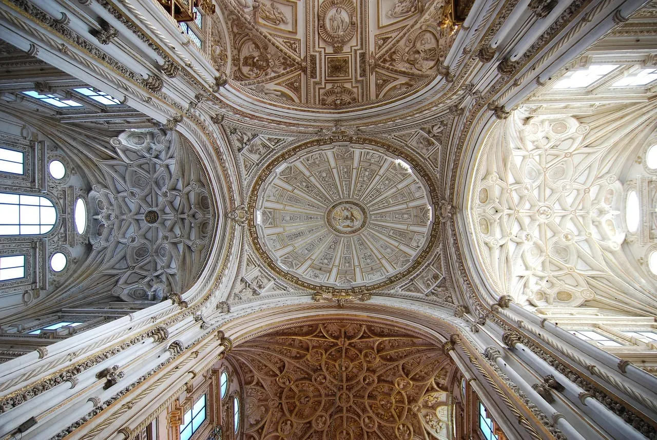 Las bóvedas blancas labradas de la catedral construida dentro de la mezquita