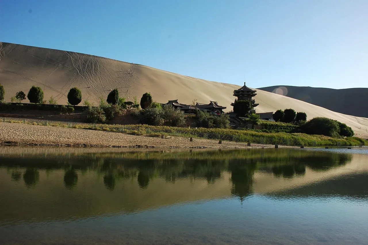 El lago de la Media Luna y su pabellón bajo las dunas cerca de Dunhuang