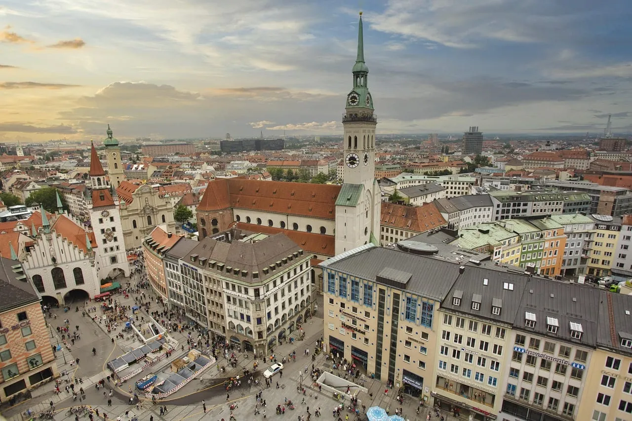 Marienplatz y el Antiguo Ayuntamiento vistos desde la torre de San Pedro