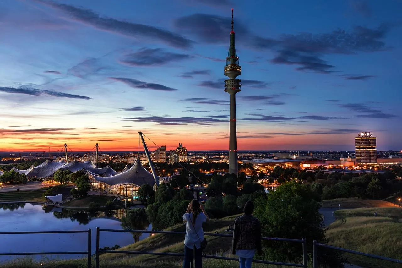 La Torre Olímpica y las cubiertas tensadas del Olympiapark al atardecer