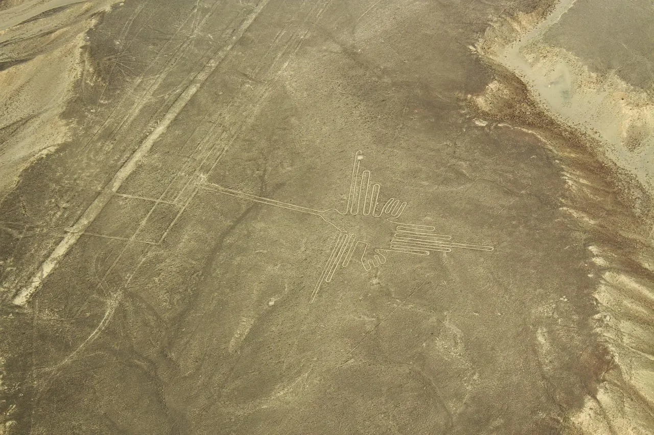 Líneas rectas y una figura que cruzan el desierto, vistas desde una avioneta