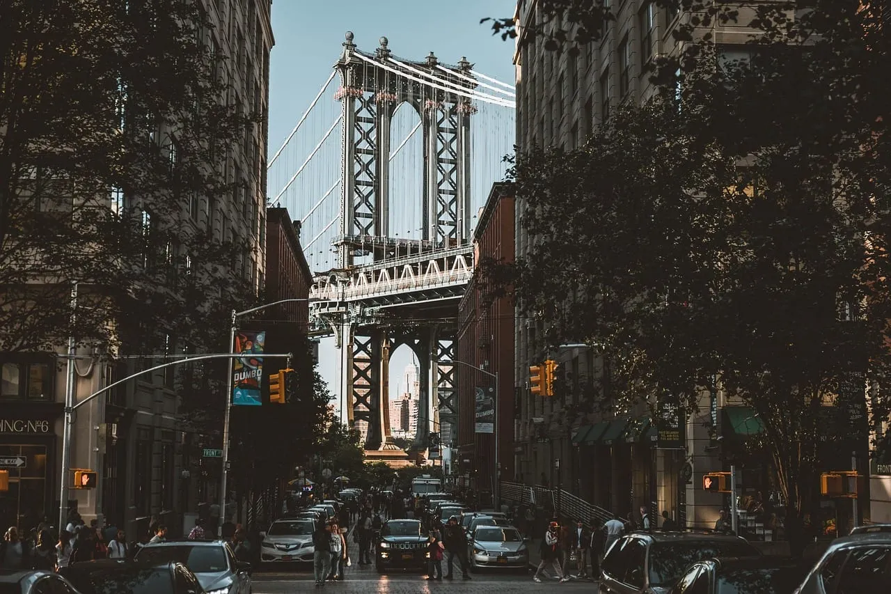 El puente de Manhattan enmarcado por los edificios de ladrillo de Dumbo