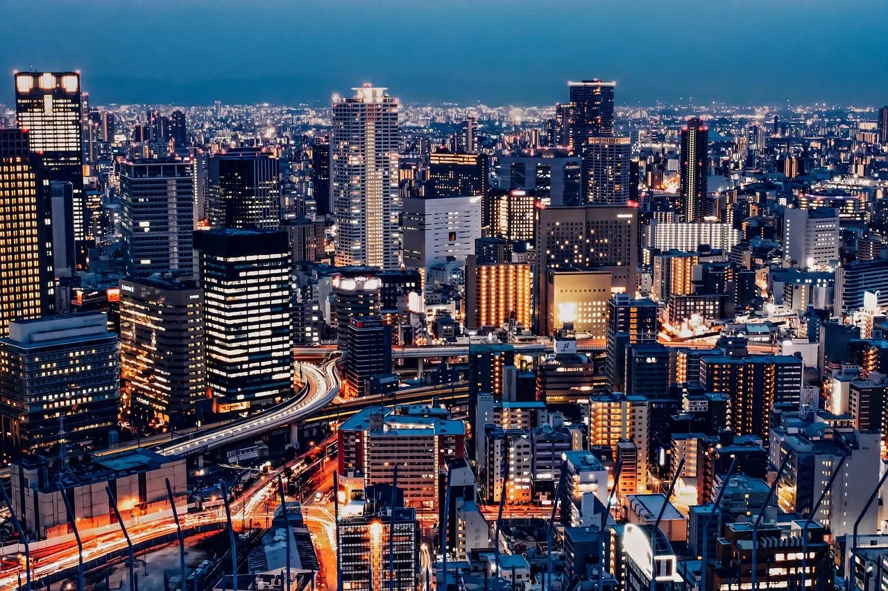 El perfil de Osaka iluminado de noche
