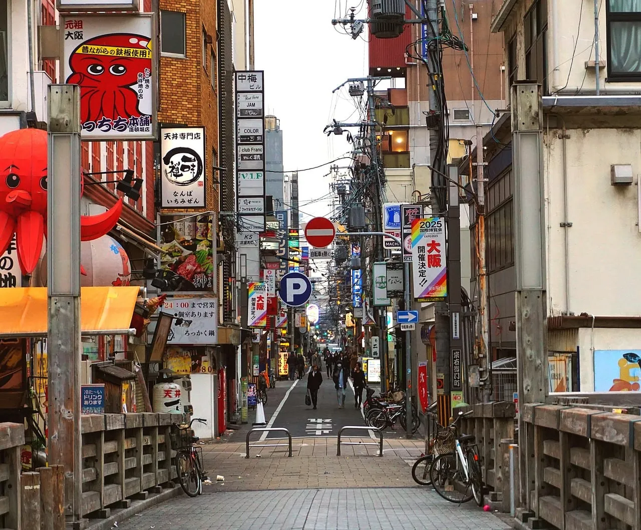 Una calle de Shinsekai con sus letreros gigantes