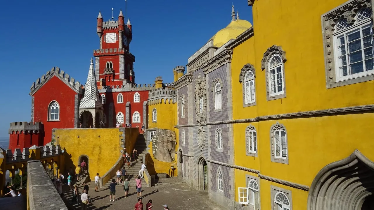 Muros rojos y amarillos de las terrazas del palacio
